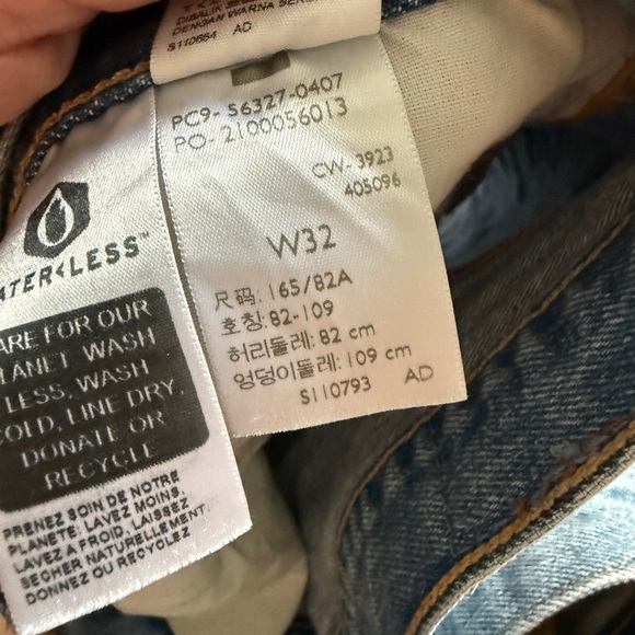 Levi's Denim Cut-Off Shorts - Size 32 - Picture 5 of 7